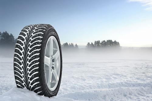 Quels pneus d'hiver sont les meilleurs: cloutés ou velcro?