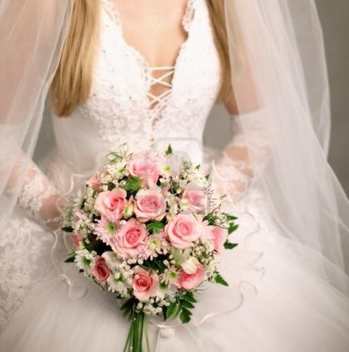 Bouquet de mariée d'une mariée de roses pour un mariage en hiver