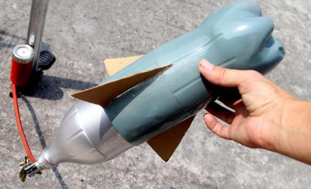 Fusée à eau d'une bouteille en plastique avec un parachute