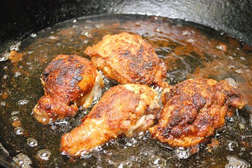Comment faire cuire le poulet dans une poêle avec des légumes et des épices